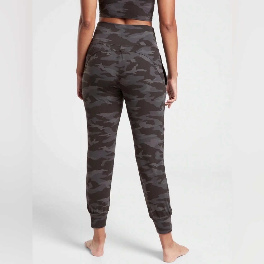 Athleta Salutation Camo Joggers Black & Gray Women’s Size XS - Picture 2 of 14
